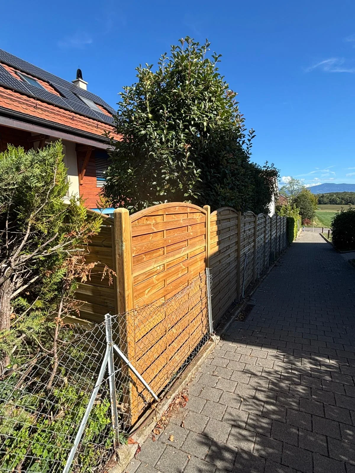 Installation de palissades en bois – Jardinier de la Côte