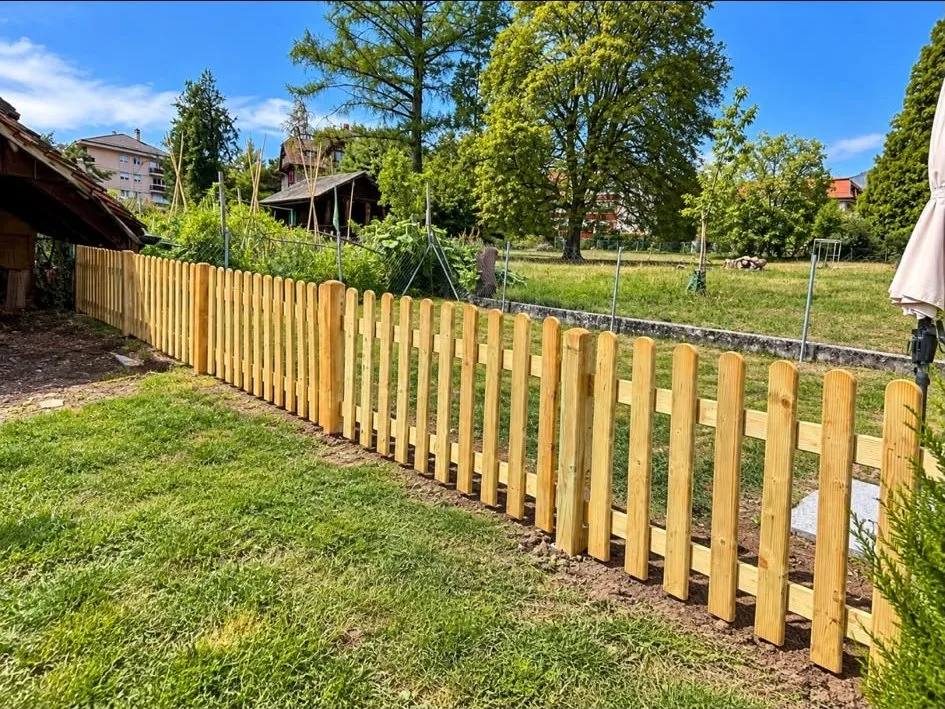 Installation de clôture en bois naturel – Jardinier de la Côte