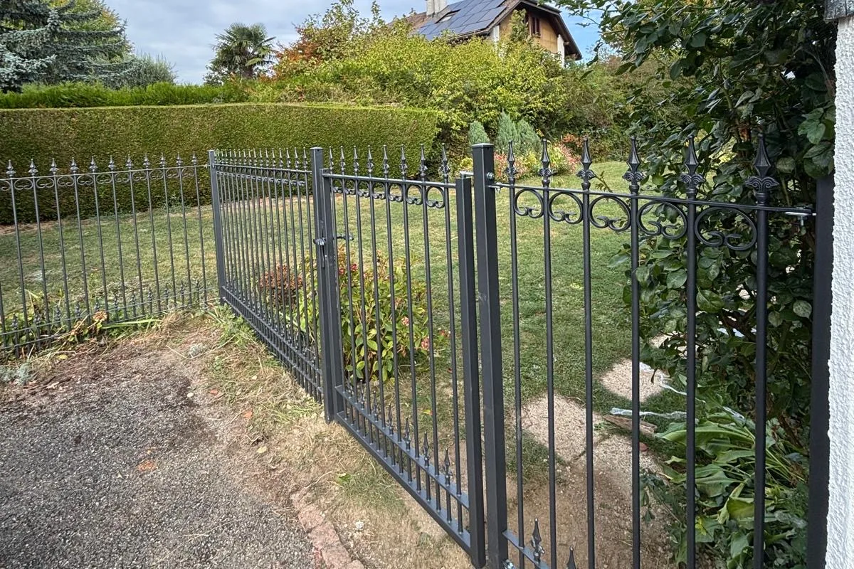 Jardin avec clôture métallique décorative posée par Jardinier de la Côte