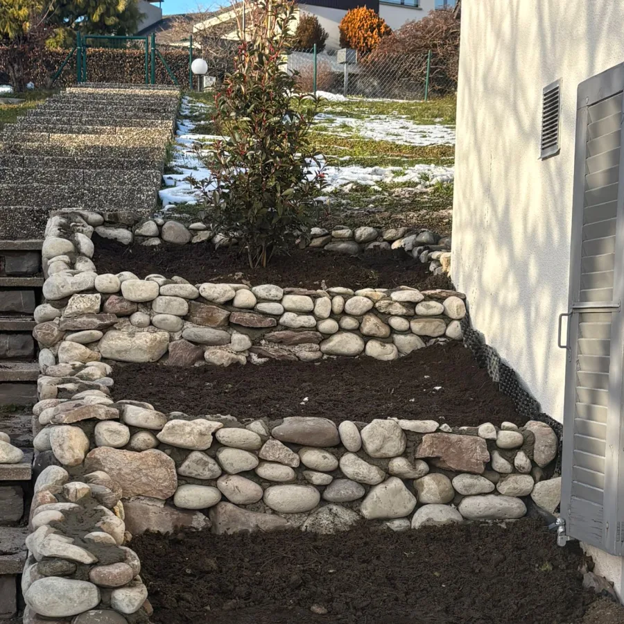 Murets en pierres naturelles et massifs réalisés par Jardinier de la Côte